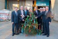 vlnr) erster Vize-Bürgermeister Krems Wolfgang Derler; Kremser Bürgermeister Dr. Reinhard Resch; Mag. Johann Heuras, zweiter Präsident des niederösterreichischen Landtages; mariandl-Center-Manager Egbert Holz, Leiner-Geschäftsführer Paul Koch, SES-Geschäftsführer Mag. Marcus Wild, KR Mag. Paul Malina-Altzinger/Fa. SES, Mag. Jörg Huber-Wilhelm/Fa. Leiner;