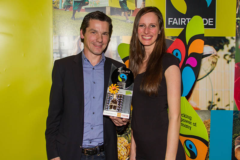 Österreichischer Wirtschaftsverlag und Medizin Medien Austria mit dem FAIRTRADE@work-Award ausgezeichnet